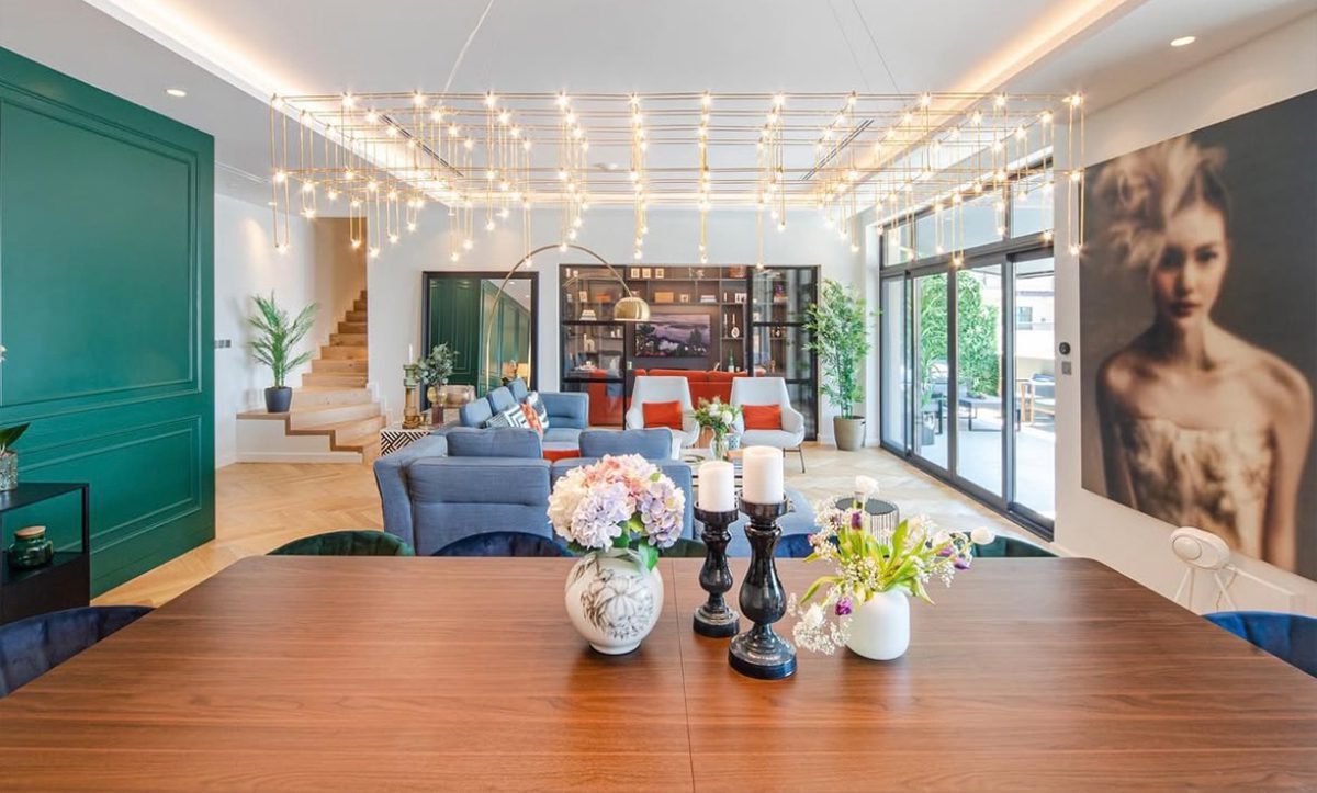 The flower pots on the table
