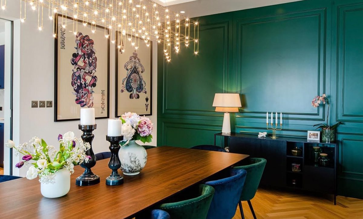 The flower pots on the dining table
